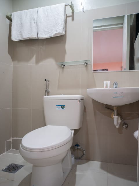 Deluxe Double Room | Bathroom | Shower, rainfall showerhead, free toiletries, bidet