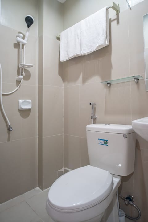 Deluxe Twin Room | Bathroom | Shower, rainfall showerhead, free toiletries, bidet