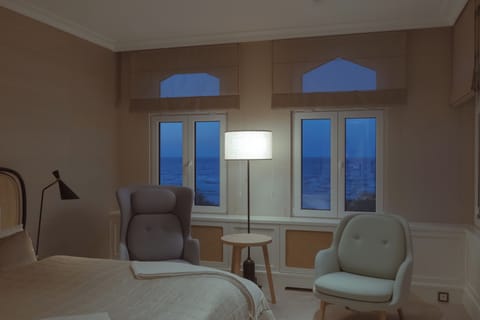 Double Room, Sea View | Minibar, in-room safe, desk, blackout drapes