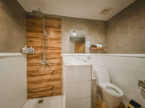 Superior Queen Private en Suite | Bathroom | Shower, towels