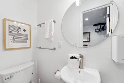 Suite 407 | Bathroom | Shower, hair dryer, towels, soap