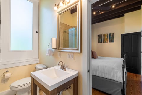 Apartment | Bathroom | Shower, hair dryer, towels, soap