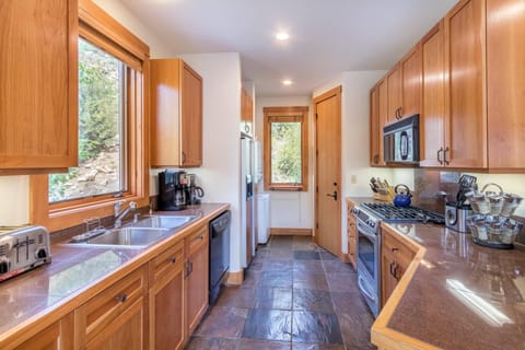 4-Telluride-Terraces-101-Kitchen.JPG