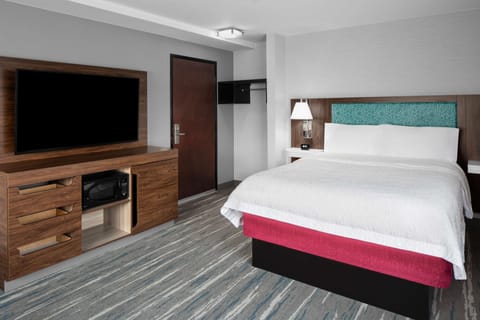 Room, 1 Queen Bed, Non Smoking | Premium bedding, in-room safe, desk, blackout drapes
