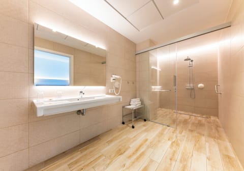 Double Room, Balcony | Bathroom | Combined shower/tub, free toiletries, towels
