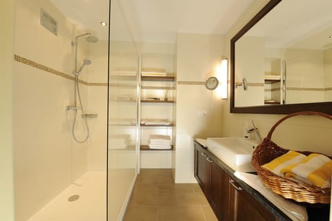 Deluxe Suite | Bathroom | Shower, free toiletries, bathrobes, towels