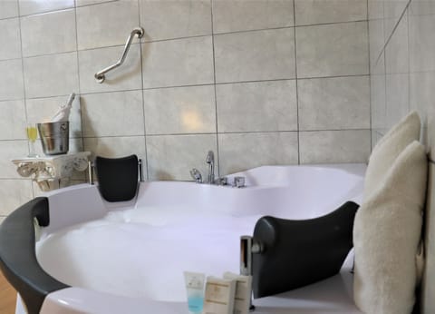 Deluxe Suite | Jetted tub