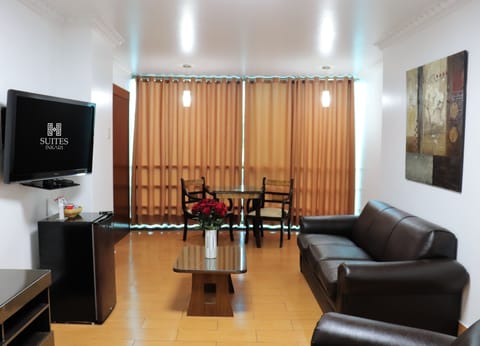 Deluxe Suite | Living area | Smart TV