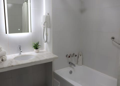 Standard Double Room | Bathroom | Hair dryer, towels, soap, shampoo