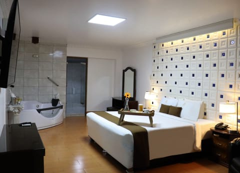 Deluxe Suite | 1 bedroom, down comforters, minibar, in-room safe