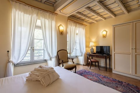 Deluxe Double Room with Spa Access | Minibar, in-room safe, blackout drapes, bed sheets