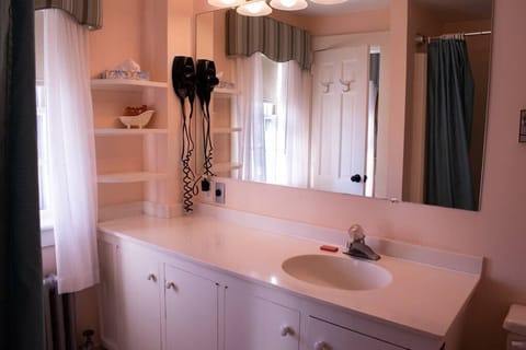 Classic Room (Standard) | Bathroom | Shower, hair dryer, towels