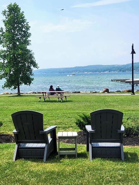 Beach nearby, beach bar, kayaking