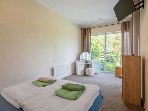 Furniture, Building, Comfort, Wood, Textile, Floor, Window, Flooring, Bed