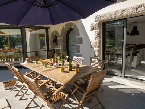 Table, Furniture, Chair, Plant, Shade, Outdoor Table, Outdoor Furniture, Interior Design, Building, Flowerpot