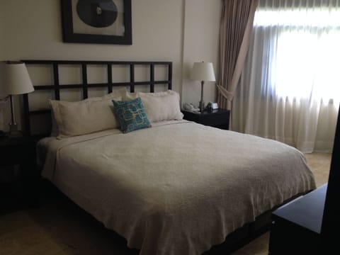 1 bedroom, premium bedding, free minibar, in-room safe