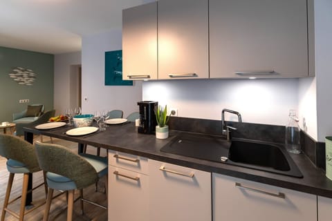 Fridge, oven, dishwasher, coffee/tea maker