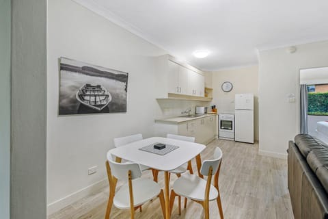 Standard Apartment, 1 King Bed | Dining room