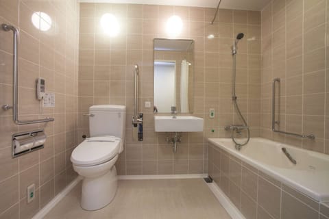 Combined shower/tub, deep soaking tub, free toiletries, hair dryer