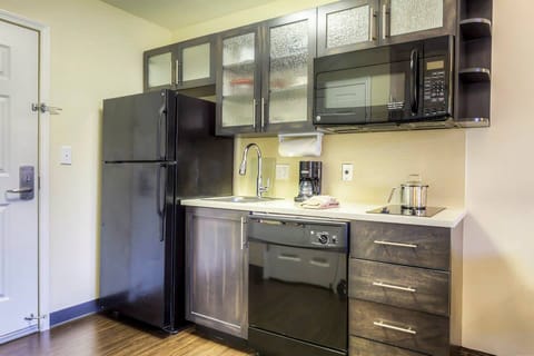 Full-size fridge, microwave, stovetop, dishwasher