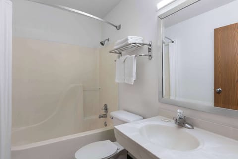 Combined shower/tub, free toiletries, hair dryer, towels