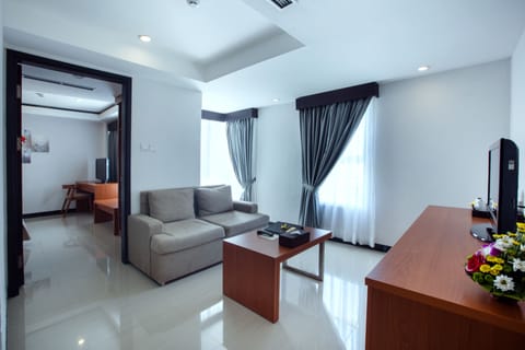 Suite | Living room | 32-inch LCD TV with cable channels, TV
