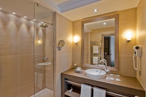 Superior Double or Twin Room (Sud) | Bathroom | Free toiletries, hair dryer, bathrobes, slippers