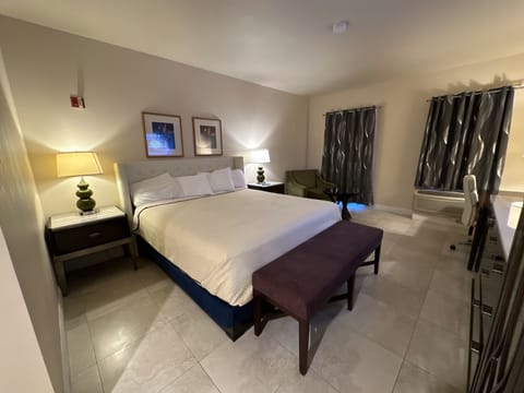 Premier Room, 1 King Bed | Bathroom | Free toiletries, hair dryer, towels, soap