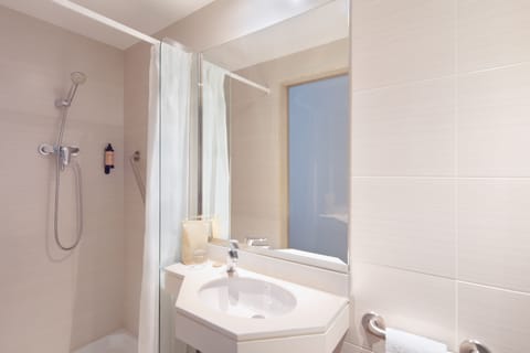 Single Room | Bathroom | Free toiletries, hair dryer, towels