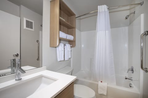 Combined shower/tub, towels