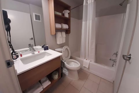 Studio Suite, 1 Queen Bed, Non Smoking (East View) | Bathroom | Combined shower/tub, towels