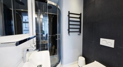 Studio | Bathroom | Shower, hair dryer, towels, shampoo