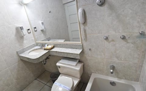 Combined shower/tub, deep soaking tub, free toiletries, towels