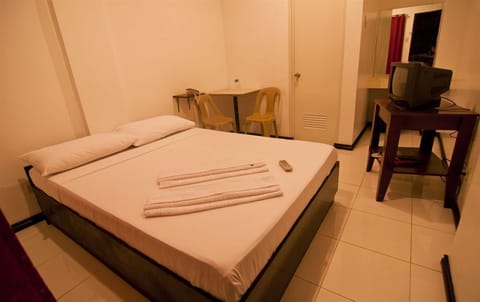 Economy Room, 1 Queen Bed | Desk, free WiFi, bed sheets