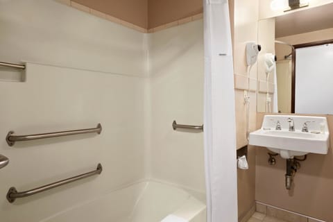 Room, 1 King Bed, Accessible, Non Smoking (Mobility) | Bathroom | Combined shower/tub, free toiletries, hair dryer, towels