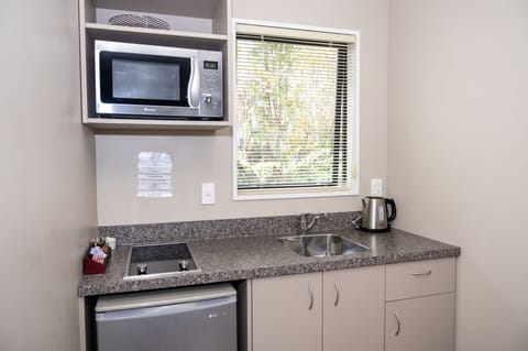 Studio | Private kitchenette | Mini-fridge, microwave, electric kettle, toaster