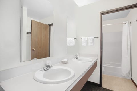 Suite, 1 King Bed, Non Smoking | Bathroom | Combined shower/tub, free toiletries, towels