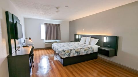 Premium Room, 1 King Bed, Non Smoking, Refrigerator | Free WiFi, bed sheets