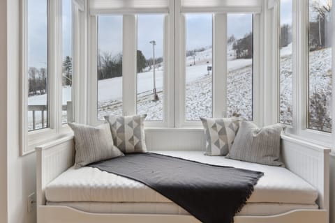 Signature Condo, 2 Bedrooms (205 Chateau Ridge) | Living area | Smart TV
