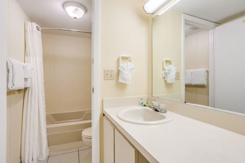 Studio Suite | Bathroom | Combined shower/tub, free toiletries, hair dryer, towels