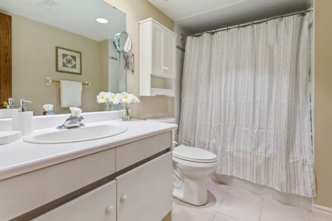 Comfort Condo, 3 Bedrooms (110 Sierra Lane (88310)) | Bathroom | Combined shower/tub, free toiletries, towels, soap