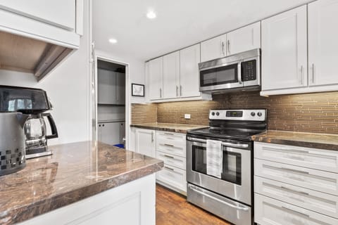 Luxury Condo, 3 Bedrooms (205 Sierra Lane - Pet Friendly) | Private kitchen | Full-size fridge, microwave, oven, stovetop