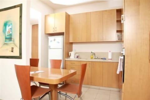 Suite, 1 Bedroom | Private kitchenette | Fridge, microwave, coffee/tea maker, cookware/dishes/utensils