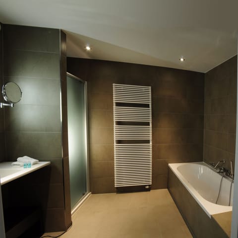 Combined shower/tub, rainfall showerhead, free toiletries, hair dryer