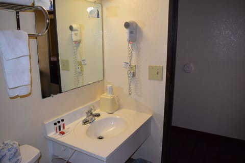 Standard Room, 1 King Bed | Bathroom | Free toiletries, hair dryer, towels