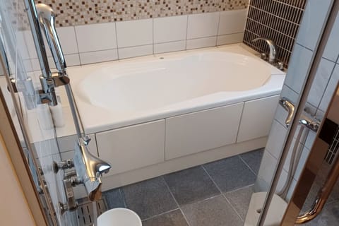 Combined shower/tub, deep soaking tub, free toiletries, hair dryer