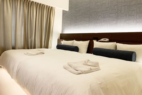 Family Suite (With 3 Beds), Non Smoking | Hypo-allergenic bedding, down comforters, desk, blackout drapes