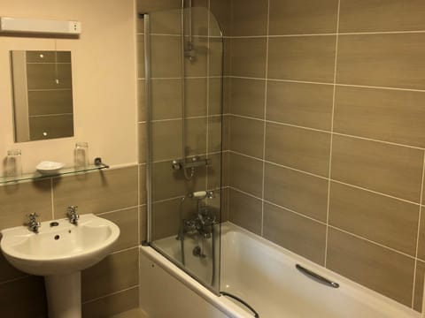 Double Room, Ensuite (The Explorer Room) | Bathroom | Combined shower/tub, free toiletries, hair dryer, towels