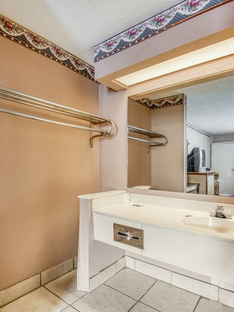 Room, 1 King Bed | Bathroom | Shower, free toiletries, hair dryer, towels