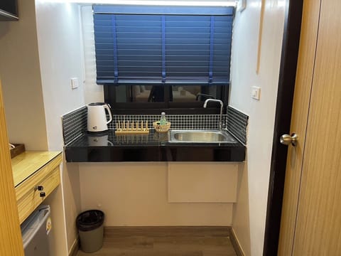 Luxury Triple Room, 1 Bedroom, Non Smoking, Kitchenette | Private kitchen | Fridge, microwave, paper towels